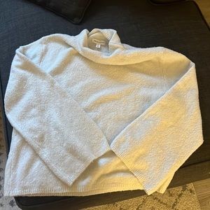 White sweater with slowly sleeves